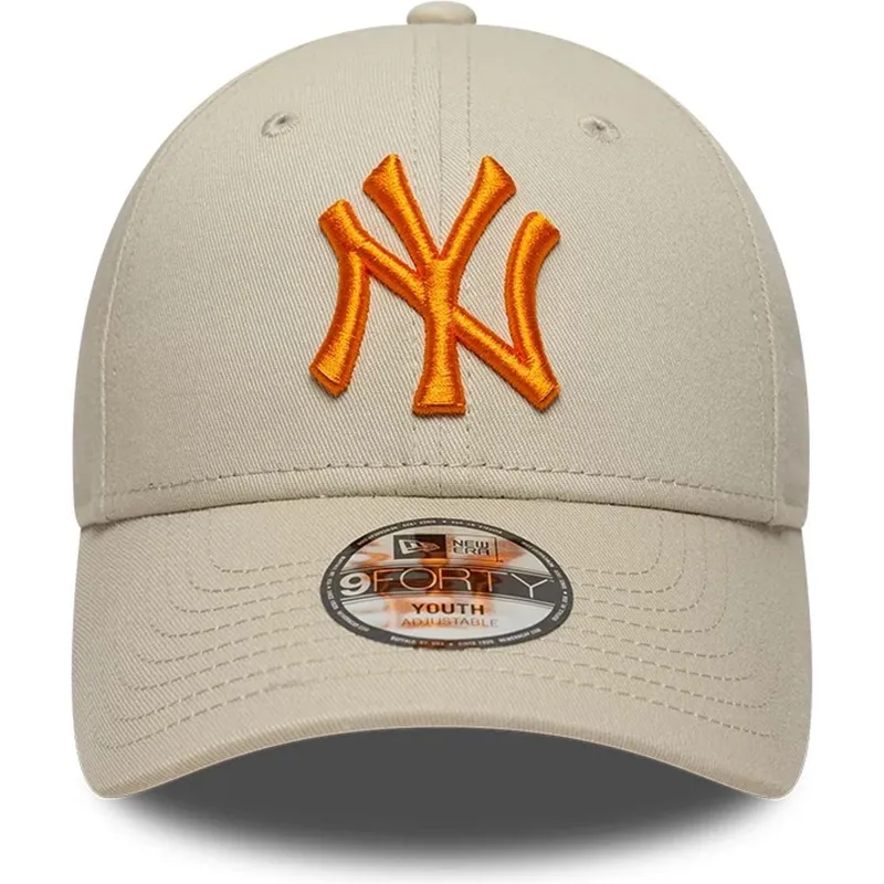 bezowa-zakrzywiona-czapka-regulowana-z-pomaranczowym-logo-dla-chlopca-9forty-league-essential-new-york-yankees-mlb-new-era