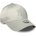 zielona-regulowana-czapka-z-zakrzywionym-daszkiem-dla-kobiet-9forty-bow-back-satin-new-york-yankees-mlb-new-era