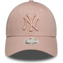 rozowa-regulowana-czapka-z-zakrzywionym-daszkiem-z-rozowym-logo-dla-kobiet-9forty-league-essential-new-york-yankees-mlb-new-era