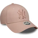 rozowa-regulowana-czapka-z-zakrzywionym-daszkiem-z-rozowym-logo-dla-kobiet-9forty-league-essential-new-york-yankees-mlb-new-era