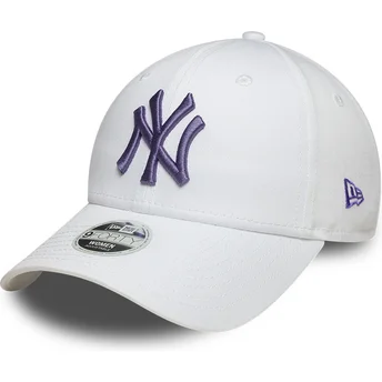 Biała regulowana czapka z zakrzywionym daszkiem z fioletowym logo dla kobiet 9FORTY League Essential New York Yankees MLB New Era