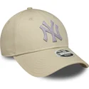 bezowa-regulowana-czapka-z-zakrzywionym-daszkiem-dla-kobiet-9forty-metallic-new-york-yankees-mlb-new-era