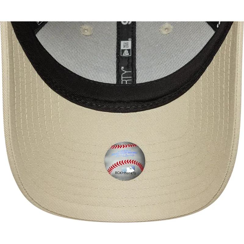 bezowa-regulowana-czapka-z-zakrzywionym-daszkiem-dla-kobiet-9forty-metallic-new-york-yankees-mlb-new-era
