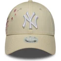 bezowa-regulowana-czapka-z-zakrzywionym-daszkiem-dla-kobiet-9forty-floral-icon-side-new-york-yankees-mlb-new-era