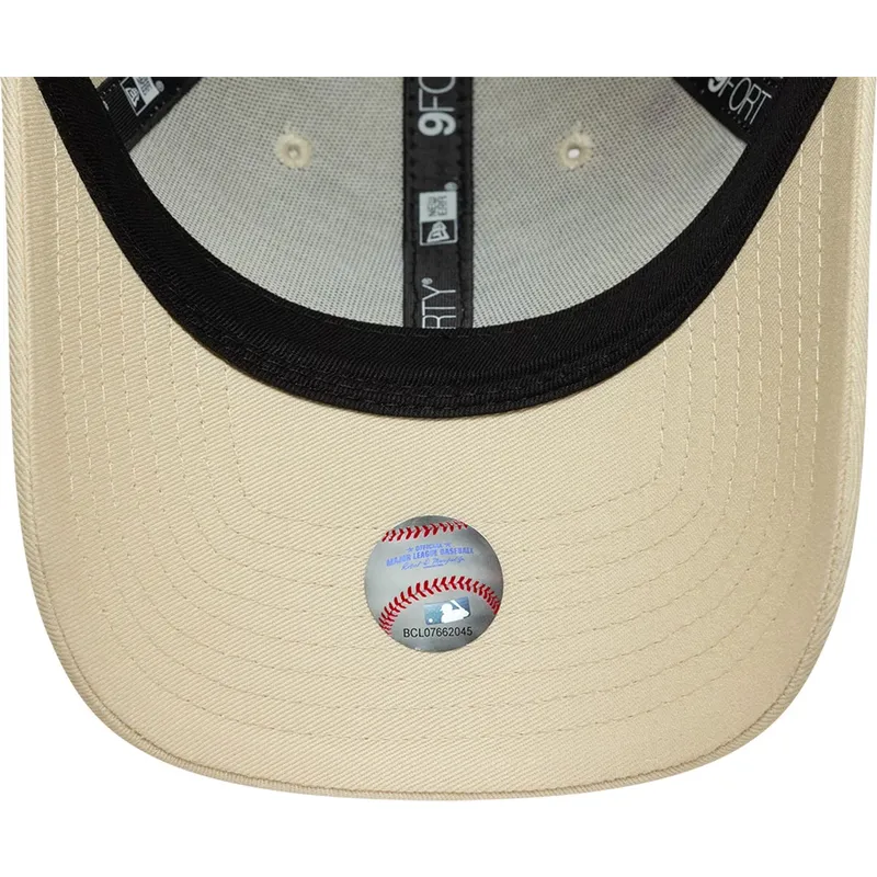 bezowa-regulowana-czapka-z-zakrzywionym-daszkiem-dla-kobiet-9forty-floral-icon-side-new-york-yankees-mlb-new-era
