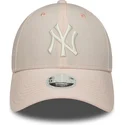 jasnorozowa-regulowana-czapka-z-zakrzywionym-daszkiem-dla-kobiet-9forty-linen-new-york-yankees-mlb-new-era