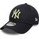 granatowa-zakrzywiona-czapka-regulowana-z-zoltym-logo-9forty-league-essential-new-york-yankees-mlb-new-era