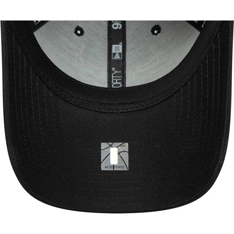 czarna-regulowana-czapka-z-zakrzywionym-daszkiem-z-czarnym-logo-9forty-team-outline-chicago-bulls-nba-new-era