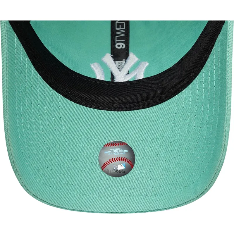 kepure-islenkta-zalia-reguliuojama-juostele-claro-9twenty-league-essential-new-york-yankees-mlb-new-era