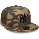 plaska-czapka-kamuflazowa-dopasowana-z-czarnym-logo-59fifty-camo-new-york-yankees-mlb-new-era