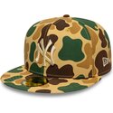 plaska-czapka-kamuflazowa-dopasowana-z-bezowym-logo-59fifty-camo-new-york-yankees-mlb-new-era