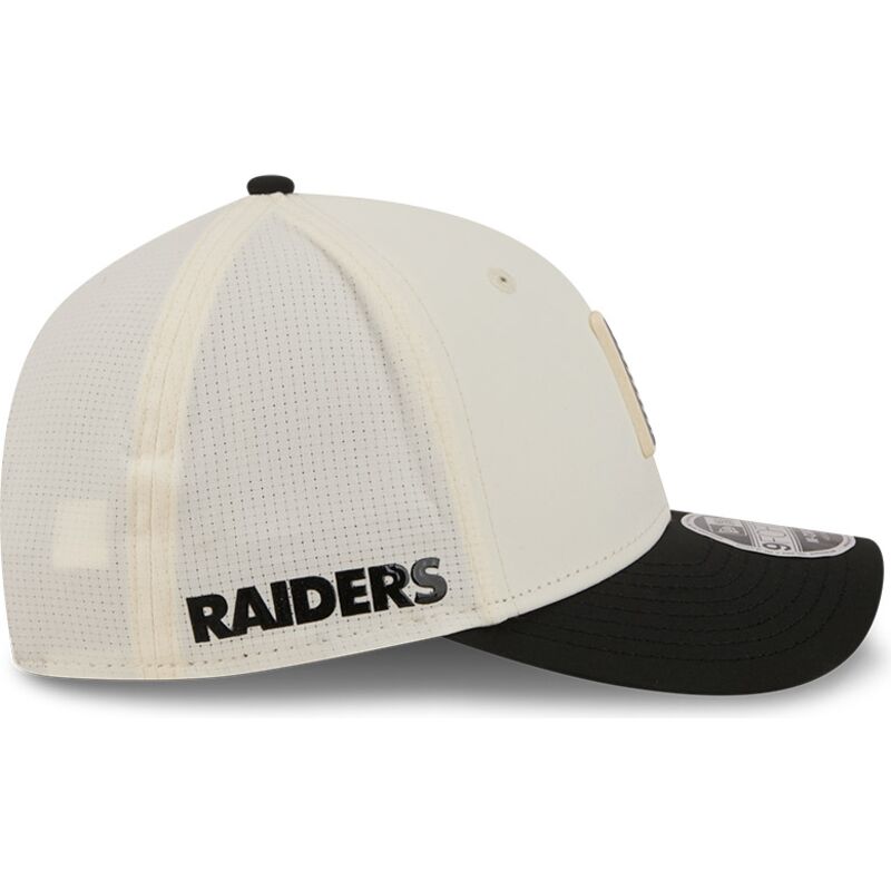 new-era-curved-brim-9forty-m-crown-training-pack-2026-las-vegas-raiders-nfl-beige-and-black-snapback-cap