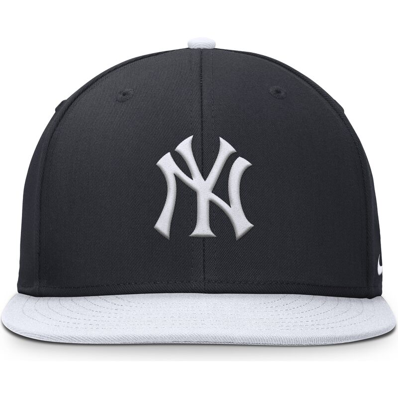 granatowo-biala-plaska-czapka-snapback-dla-chlopca-dri-fit-pro-structured-square-bill-new-york-yankees-mlb-nike
