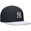 granatowo-biala-plaska-czapka-snapback-dla-chlopca-dri-fit-pro-structured-square-bill-new-york-yankees-mlb-nike