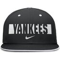 czarna-dopasowana-czapka-z-plaskim-daszkiem-primetime-dri-fit-true-structured-round-bill-new-york-yankees-mlb-nike