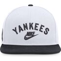 cap-plokscia-white-snapback-cooperstown-dri-fit-pro-structured-square-bill-new-york-yankees-mlb-nike