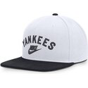 biala-i-granatowa-plaska-czapka-snapback-cooperstown-dri-fit-pro-structured-square-bill-new-york-yankees-mlb-od-nike