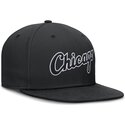 cap-plokscia-black-ajustada-dri-fit-true-structured-round-bill-chicago-white-sox-mlb-nike