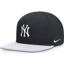 granatowo-biala-plaska-czapka-snapback-dri-fit-pro-structured-square-bill-new-york-yankees-mlb-od-nike