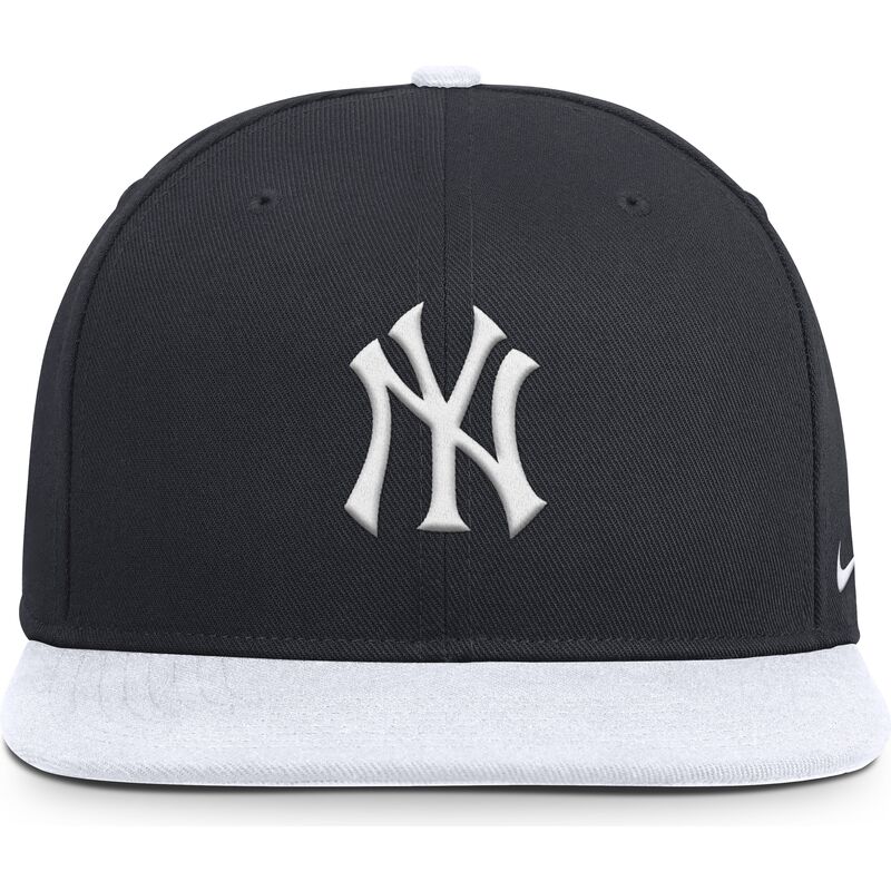 granatowo-biala-plaska-czapka-snapback-dri-fit-pro-structured-square-bill-new-york-yankees-mlb-od-nike granatowo-biala-plaska-czapka-snapback-dri-fit-pro-structured-square-bill-new-york-yankees-mlb-od-nike