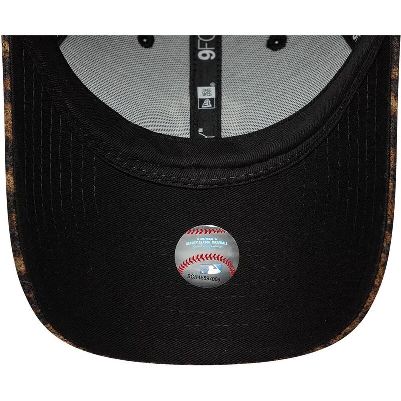 kepure-islenkta-leopardinis-reguliuojamas-9forty-leopard-cosy-new-york-yankees-mlb-new-era
