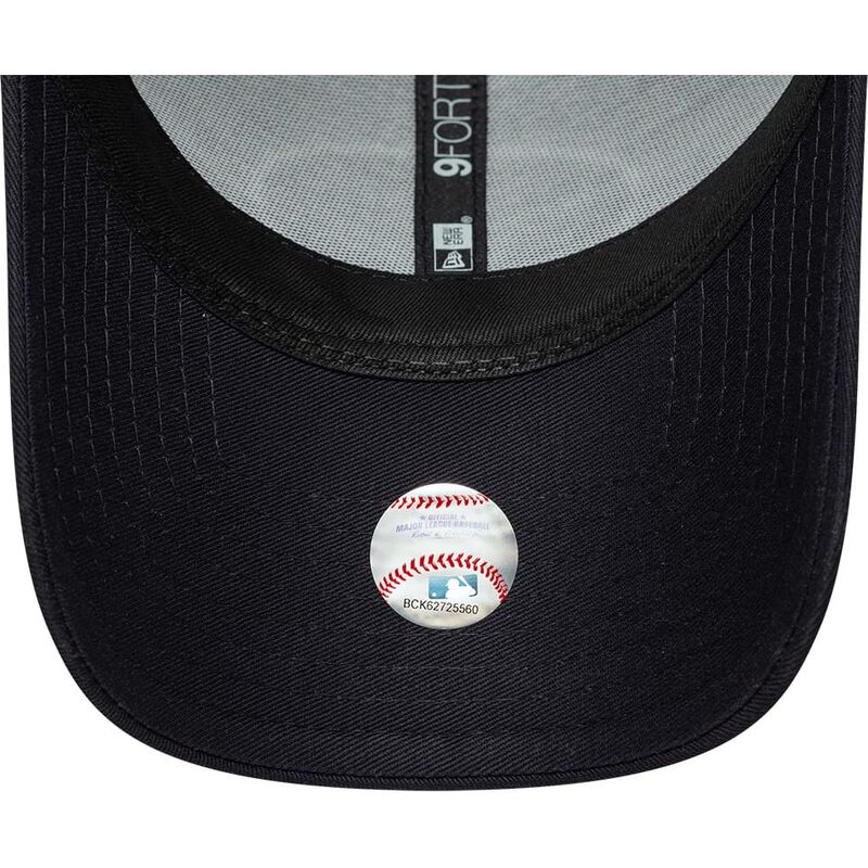 kepure-islenkta-tamsiai-melyna-reguliuojamas-9forty-patch-new-york-yankees-mlb-new-era kepure-islenkta-tamsiai-melyna-reguliuojamas-9forty-patch-new-york-yankees-mlb-new-era