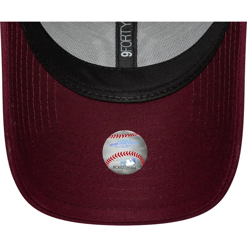 kepure-islenkta-raudona-reguliuojamas-rosa-9forty-metallic-new-york-yankees-mlb-new-era