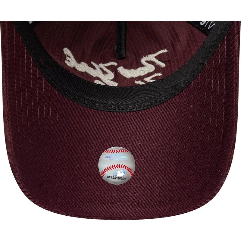 kepure-islenkta-raudona-reguliuojamas-9twenty-a-frame-cord-script-new-york-yankees-mlb-new-era