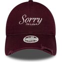 kepure-islenkta-raudona-reguliuojamas-9twenty-slogan-sorry-i-m-late-new-era