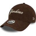 kepure-islenkta-ruda-reguliuojamas-9twenty-cord-script-new-york-yankees-mlb-new-era