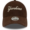 kepure-islenkta-ruda-reguliuojamas-9twenty-cord-script-new-york-yankees-mlb-new-era