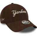 kepure-islenkta-ruda-reguliuojamas-9twenty-cord-script-new-york-yankees-mlb-new-era