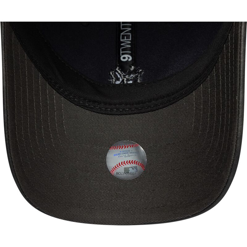 kepure-islenkta-juoda-reguliuojamas-9twenty-washed-pu-new-york-yankees-mlb-new-era
