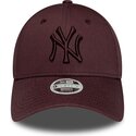 kepure-islenkta-raudona-reguliuojamas-9forty-league-essential-new-york-yankees-mlb-new-era
