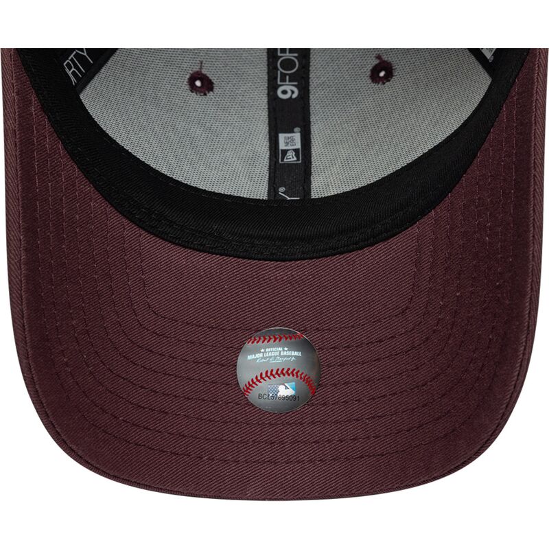kepure-islenkta-raudona-reguliuojamas-9forty-league-essential-new-york-yankees-mlb-new-era kepure-islenkta-raudona-reguliuojamas-9forty-league-essential-new-york-yankees-mlb-new-era