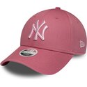 kepure-islenkta-rozine-reguliuojamas-9forty-league-essential-cas-new-york-yankees-mlb-new-era