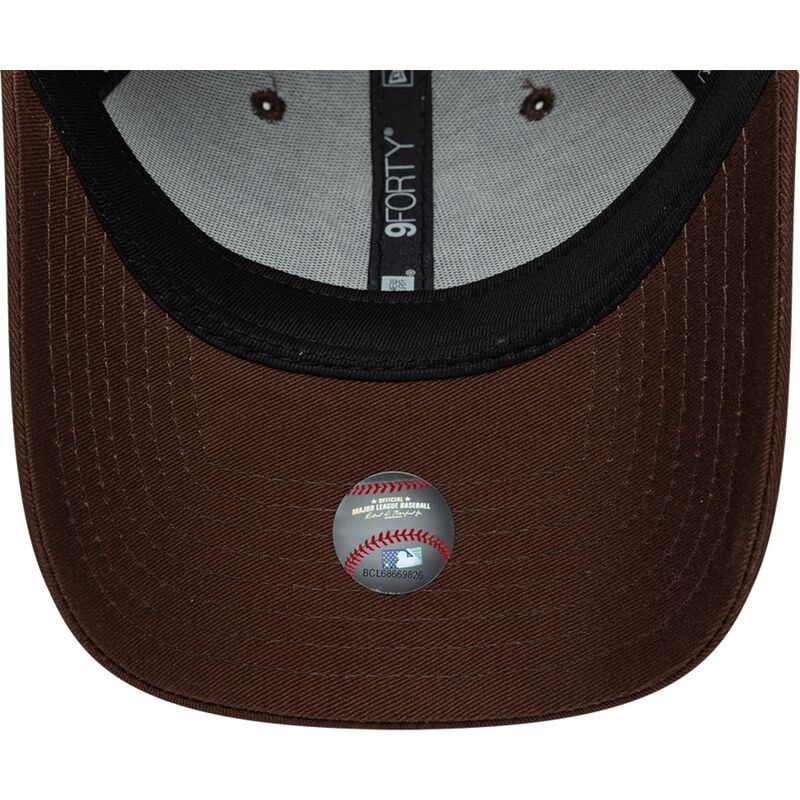 kepure-islenkta-ruda-reguliuojamas-9forty-league-essential-new-york-yankees-mlb-new-era