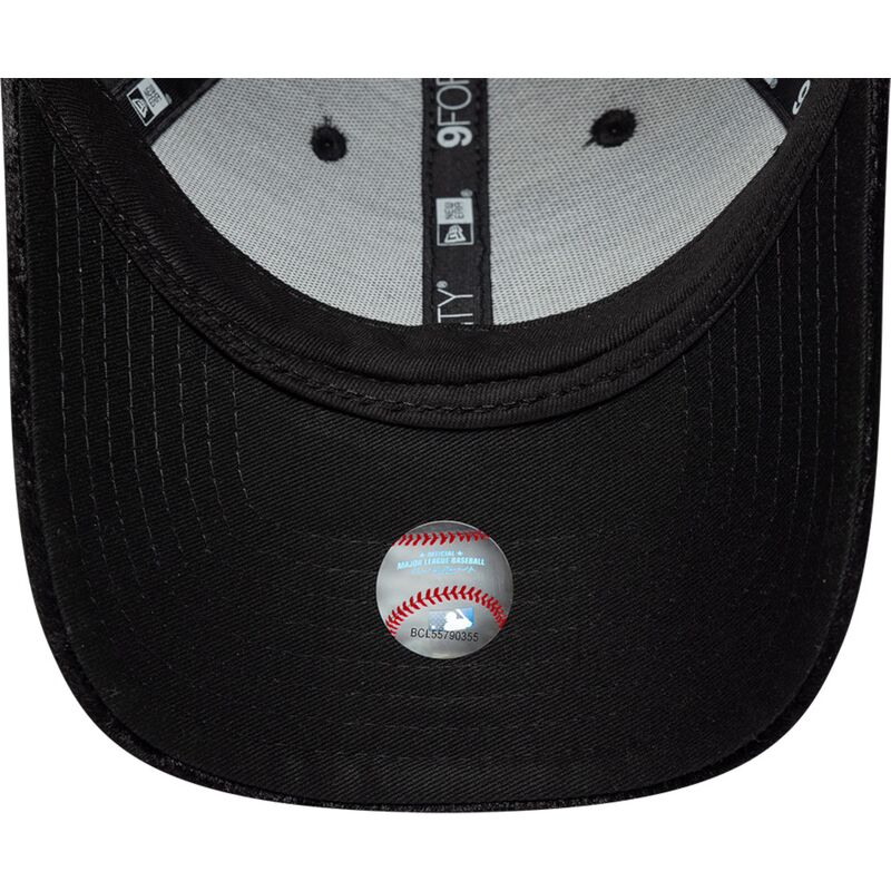 kepure-islenkta-juoda-reguliuojamas-9forty-pattern-velour-new-york-yankees-mlb-new-era