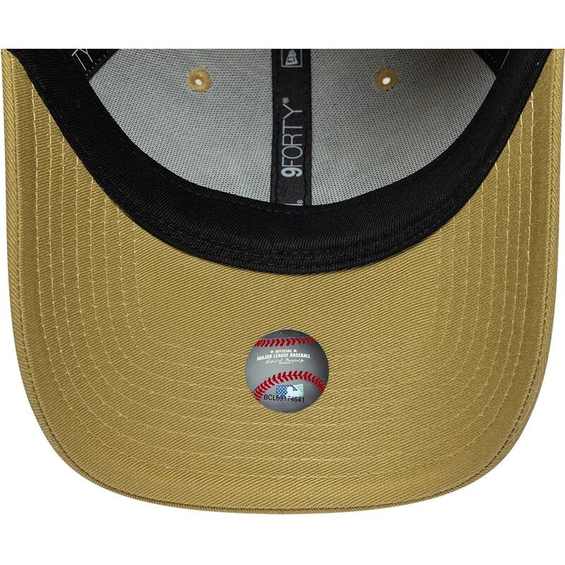 kepure-islenkta-chaki-reguliuojamas-9forty-league-essential-new-york-yankees-mlb-new-era