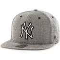 czarna-czapka-snapback-z-plaskim-daszkiem-z-materialu-dzinsowego-mlb-new-york-yankees-od-47-brand