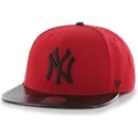 czerwona-czapka-z-daszkiem-typu-snapback-z-blyszczacym-daszkiem-mlb-new-york-yankees-marki-47-brand