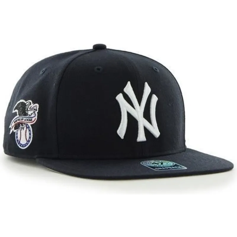 granatowa-plaska-czapka-snapback-gladka-z-bocznym-logo-mlb-new-york-yankees-od-47-brand
