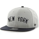 plaska-czapka-szara-snapback-z-logo-boczny-mlb-new-york-yankees-47-brand
