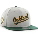szara-czapka-snapback-z-plaskim-daszkiem-z-bocznym-logo-mlb-oakland-athletics-od-47-brand
