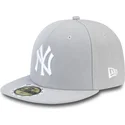 szara-dopasowana-czapka-z-daszkiem-z-bialym-logo-dla-dzieci-59fifty-essential-new-york-yankees-mlb-od-new-era